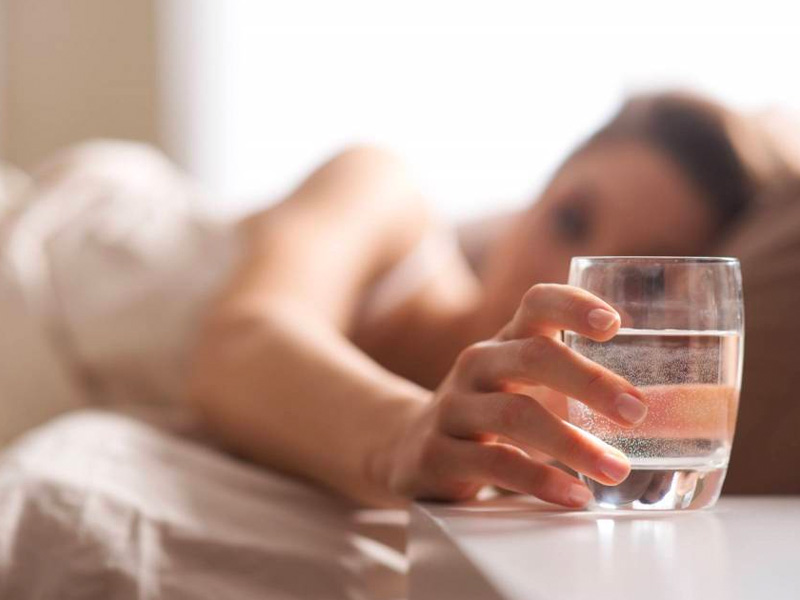 早晨空腹喝第一杯水對身體有什麼好處？