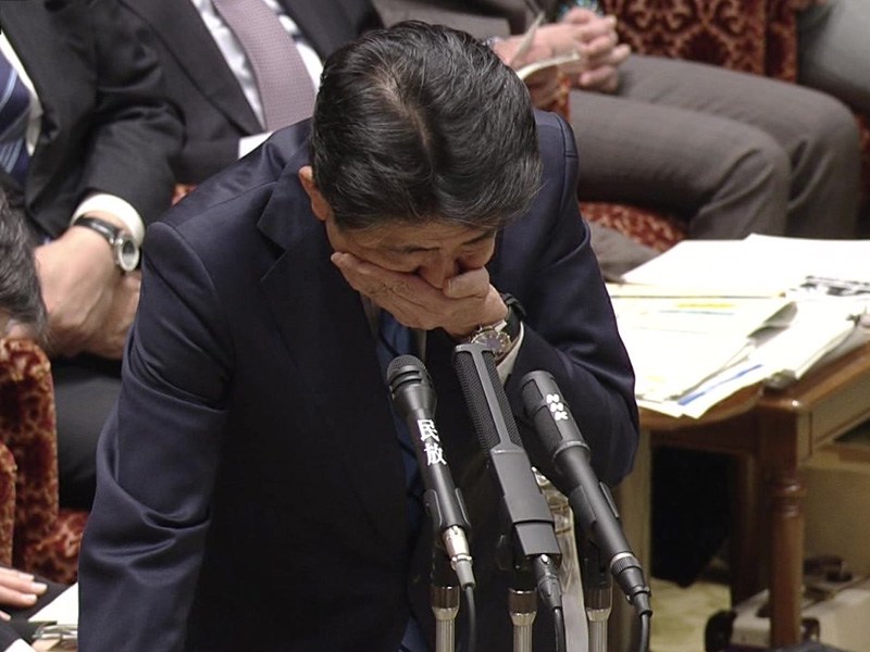 日首相安倍晉三咳嗽不止 他身後2名議員動作亮了 日首相安倍晉三咳嗽不止 他身後2名議員動作亮了