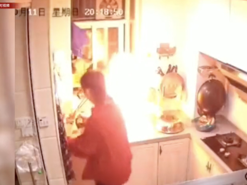 監控曝光！兒子在家煎蛋，媽媽一番操作他們的命差點沒了...