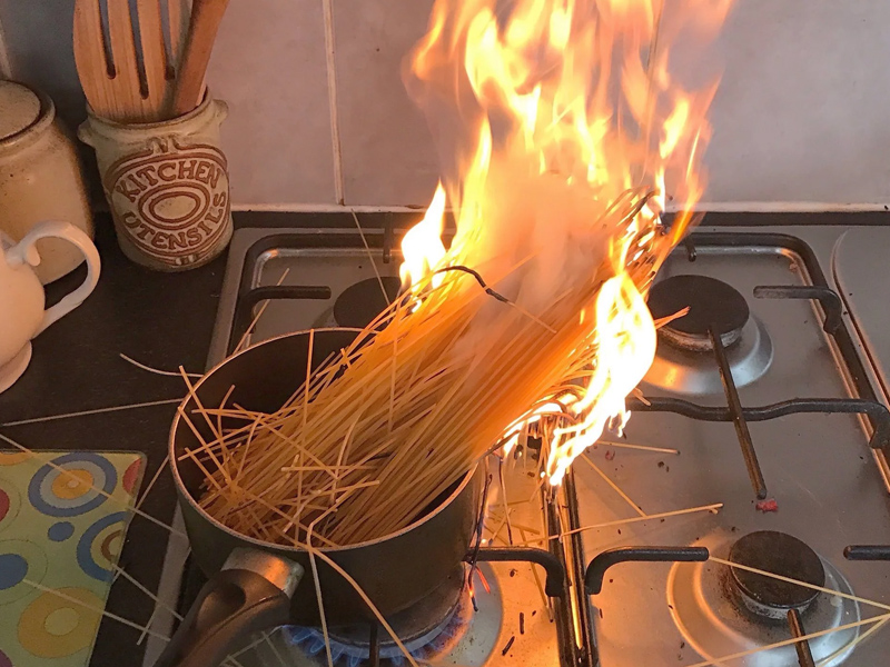 找老婆千萬別找這樣的,不會做飯不要緊,點著房子就不好了 找老婆千萬別找這樣的,不會做飯不要緊,點著房子就不好了