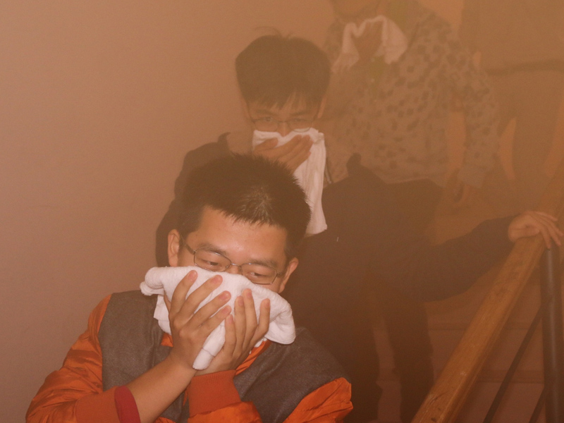 火災中到底該不該用濕毛巾摀住口鼻？