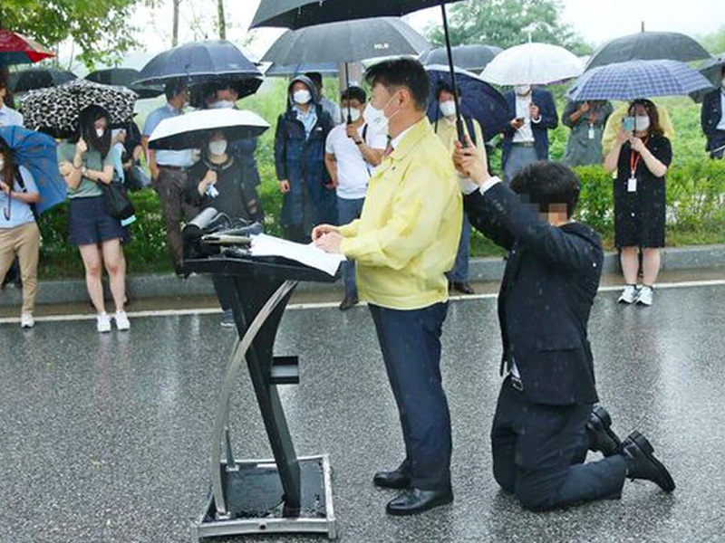 南韓跪地淋雨撐傘記者會