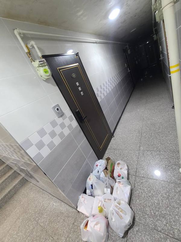 7000元叫外賣 卻將食物潑於走廊電梯
