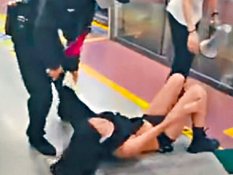 地鐵女乘客被保安強扯爛衫下車視頻