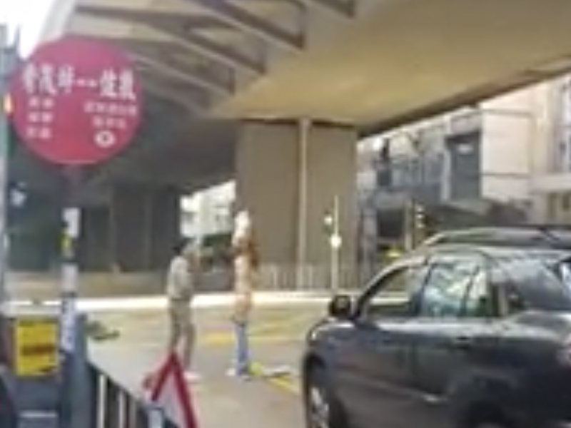 情侶馬路上激動鬧交，甚至脫 …