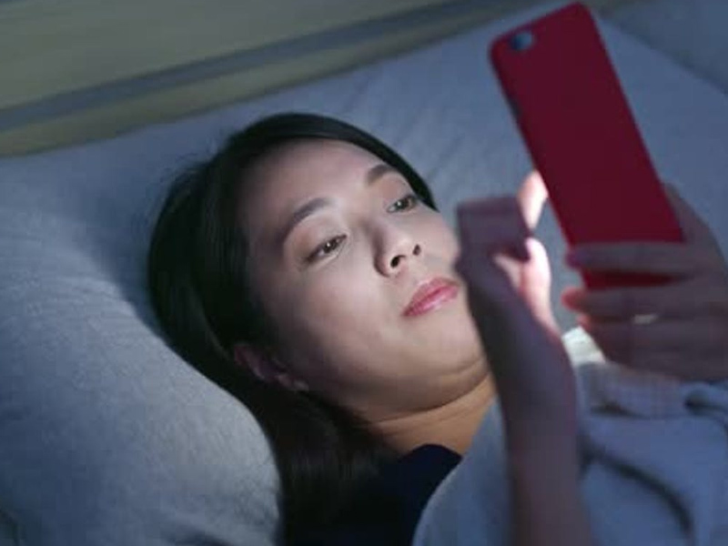 提醒長期在睡前玩手機的人