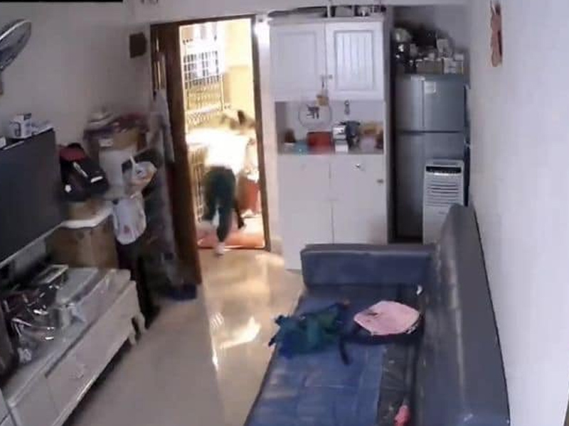 印傭催促出門 暴扯女童頭髮致摔倒落地 印傭催促出門 暴扯女童頭髮致摔倒落地