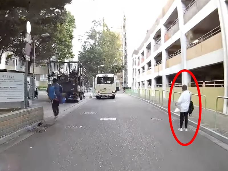 司機勸婆婆不要站在馬路講電話 婆婆這樣回應 ... 司機勸婆婆不要站在馬路講電話 婆婆這樣回應 ...