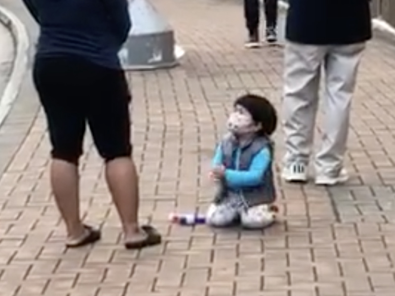 小朋友行人路當眾向 工人姐姐跪地叩頭認錯 小朋友行人路當眾向 工人姐姐跪地叩頭認錯