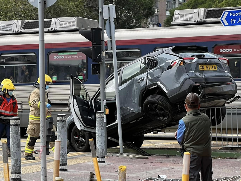 輕鐵私家車相撞 私家車架上鐵欄 (視頻)