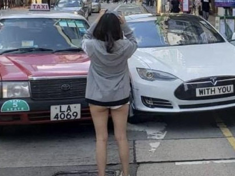 交通事故 Tesla 短裙女司機 引起網哄動