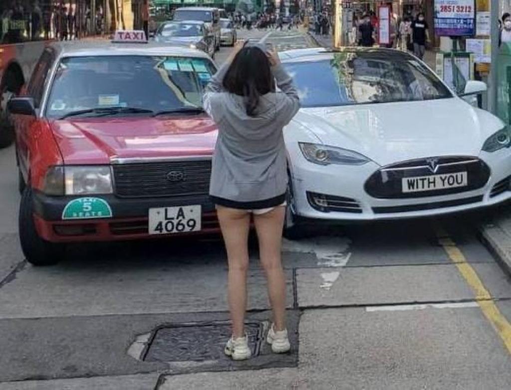 交通事故 Tesla 短裙女司機 引起網哄動