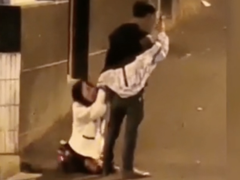 女子聖誕出軌被抓 街頭下跪哭求:別查了 女子聖誕出軌被抓 街頭下跪哭求:別查了