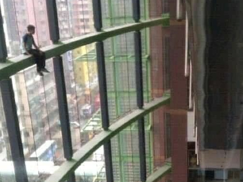 網傳青年危坐西九龍中心玻璃幕牆企圖自殺 網傳青年危坐西九龍中心玻璃幕牆企圖自殺