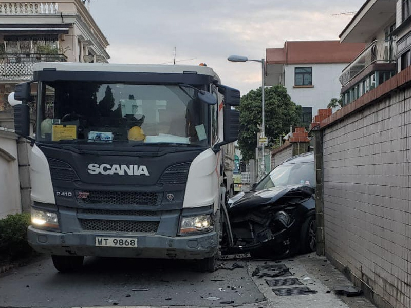 泥頭車硬撼私家車