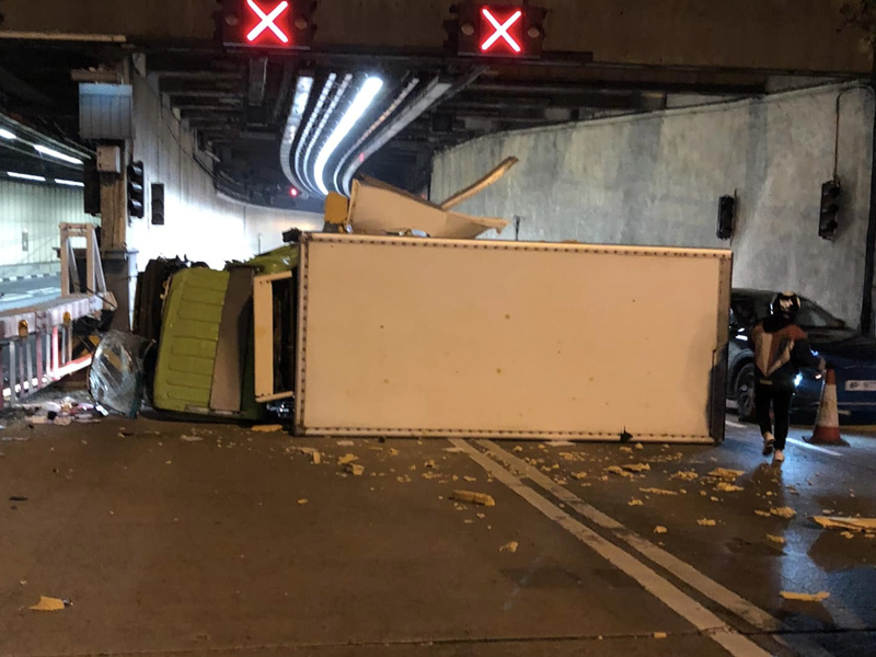 貨車啟德隧道口翻側 司機受傷