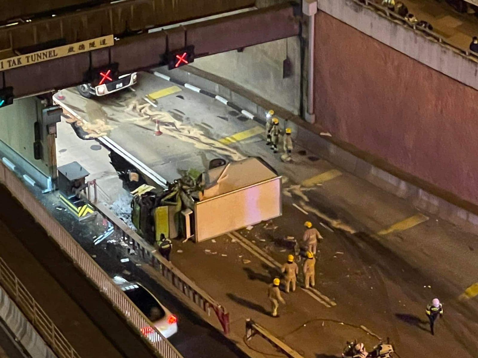 貨車啟德隧道口翻側 司機受傷