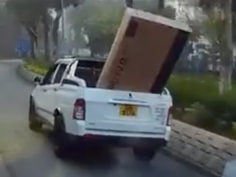 車Cam：電視從車尾飛出馬路