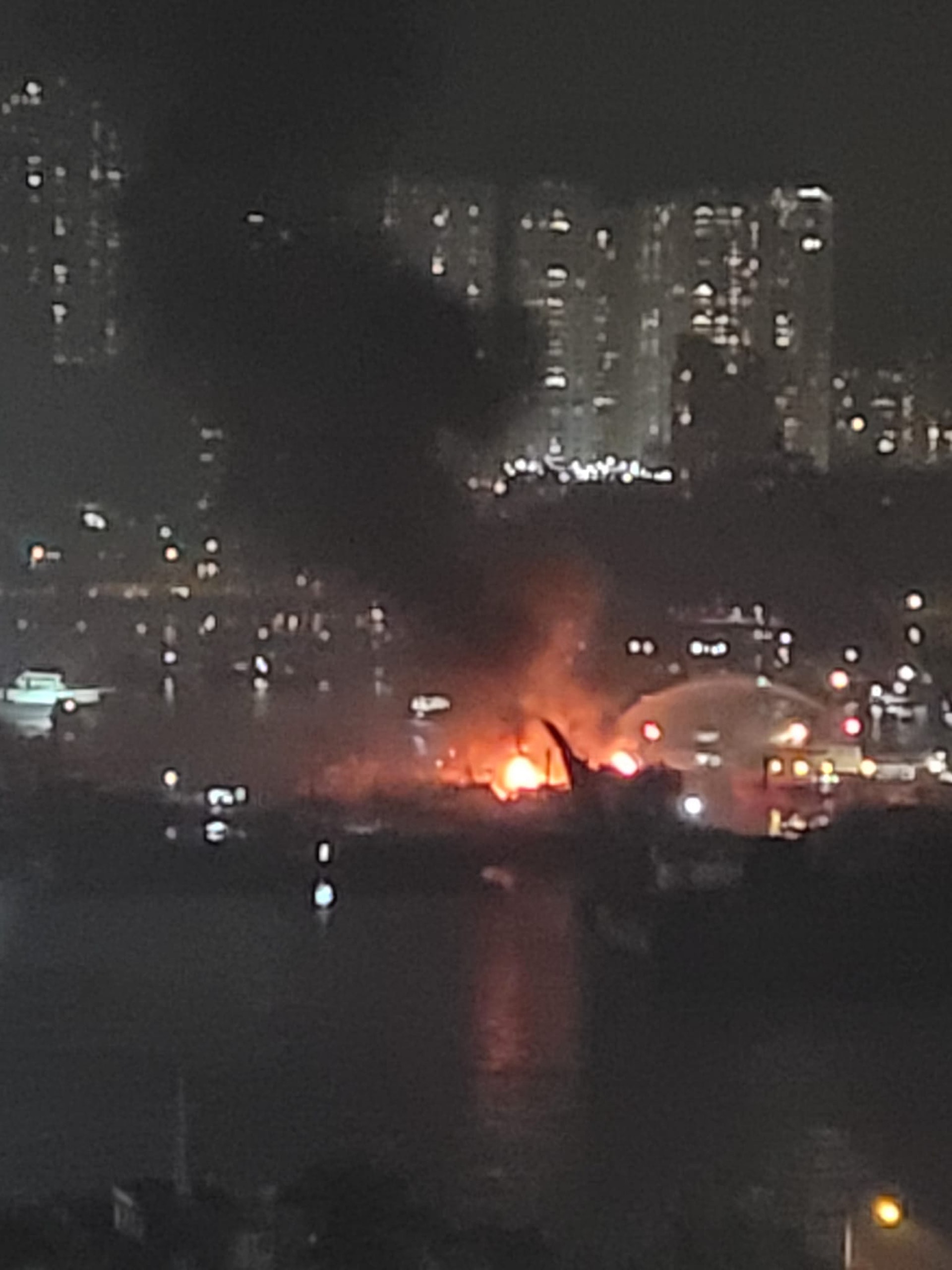 屯門避風塘漁船起火 冒出大量濃煙