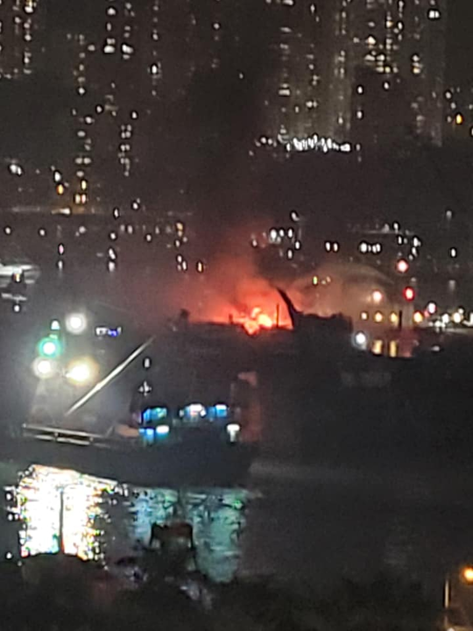 屯門避風塘漁船起火 冒出大量濃煙