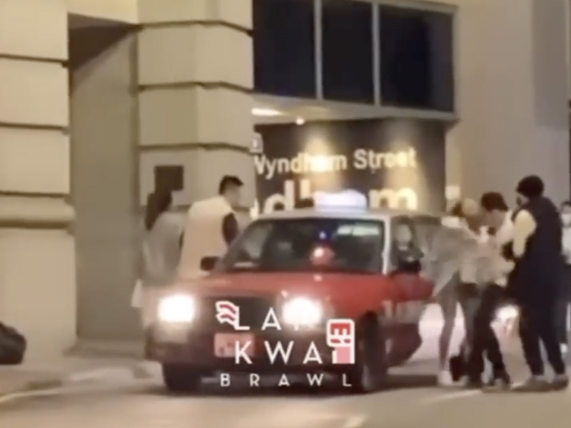 的士車窗夾住女友 男士徒手怒拆的士門 的士車窗夾住女友 男士徒手怒拆的士門