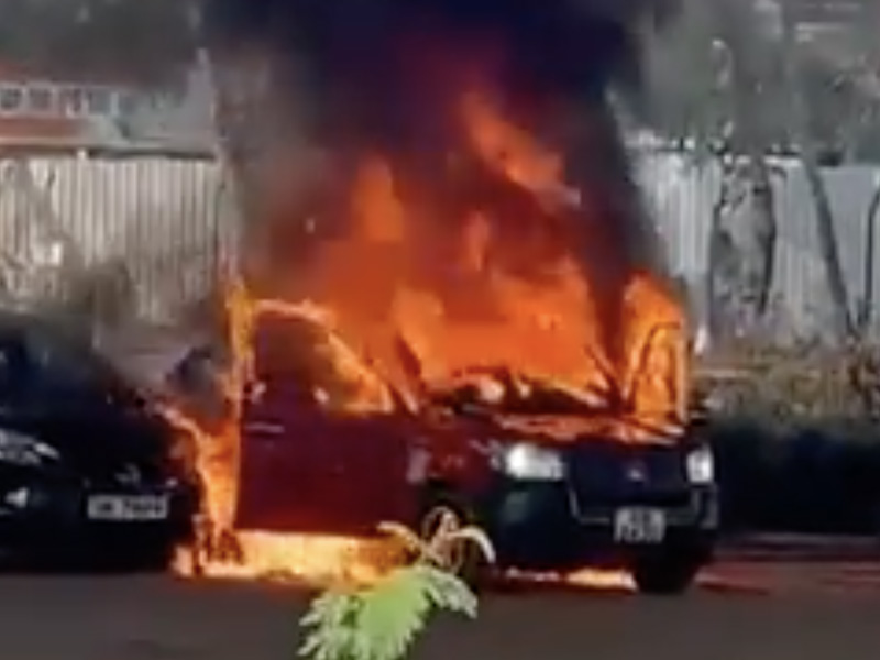 的士司機車內燒炭 起火兼爆炸 英勇地盤工救人 (視頻)