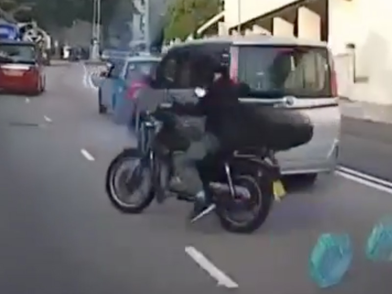 驚險!避讓電單車免生意外 反被問候老母 驚險!避讓電單車免生意外 反被問候老母