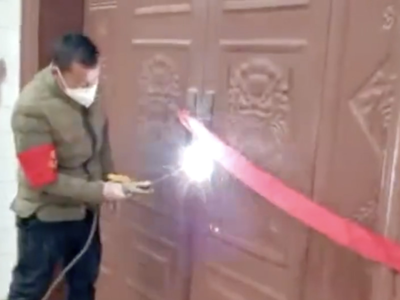 防疫防村民出門 用電焊焊死村民家大門 防疫防村民出門 用電焊焊死村民家大門