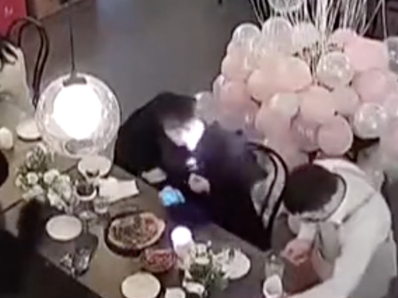 跨年燭光晚餐 蠟燭點燃頭髮燒臉 (視頻) 跨年燭光晚餐 蠟燭點燃頭髮燒臉 (視頻)