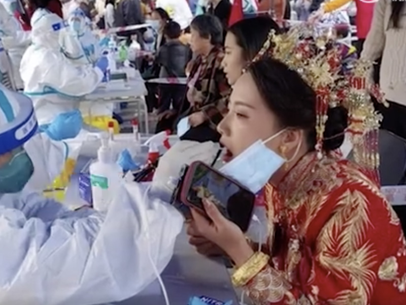 著住新娘禮服做核酸檢測