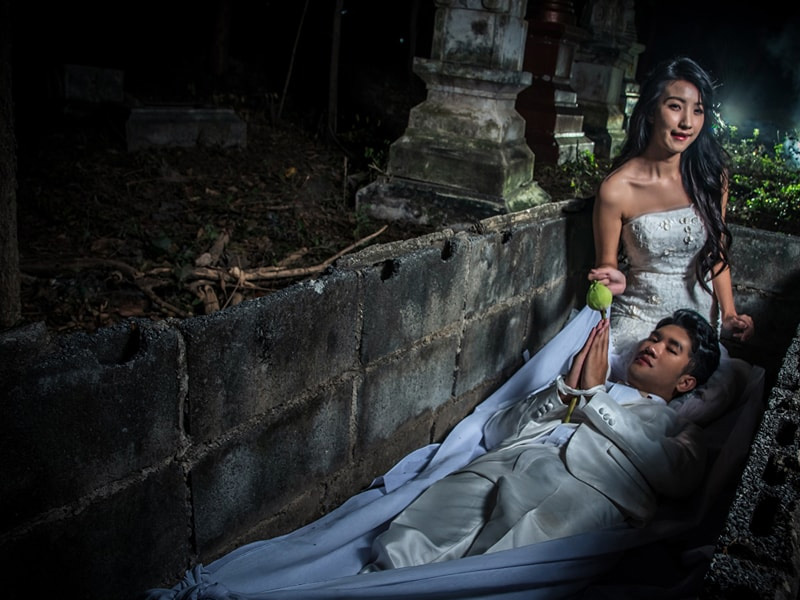 大膽新人墓地躺棺材拍婚紗照，結果 ...