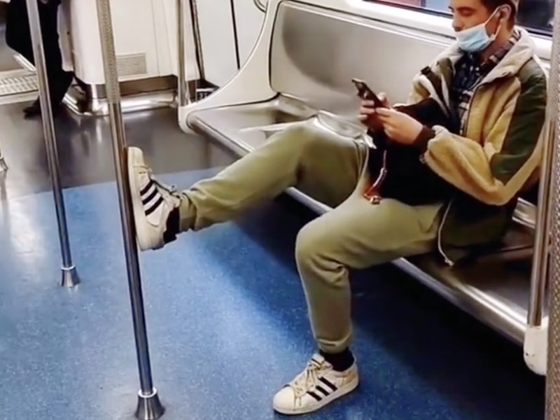 男子地鐵未正確佩戴口罩還踩扶手