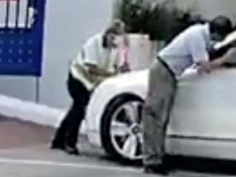 可憐老保安員以身擋車