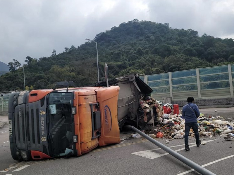 垃圾車翻側意外 滿地垃圾