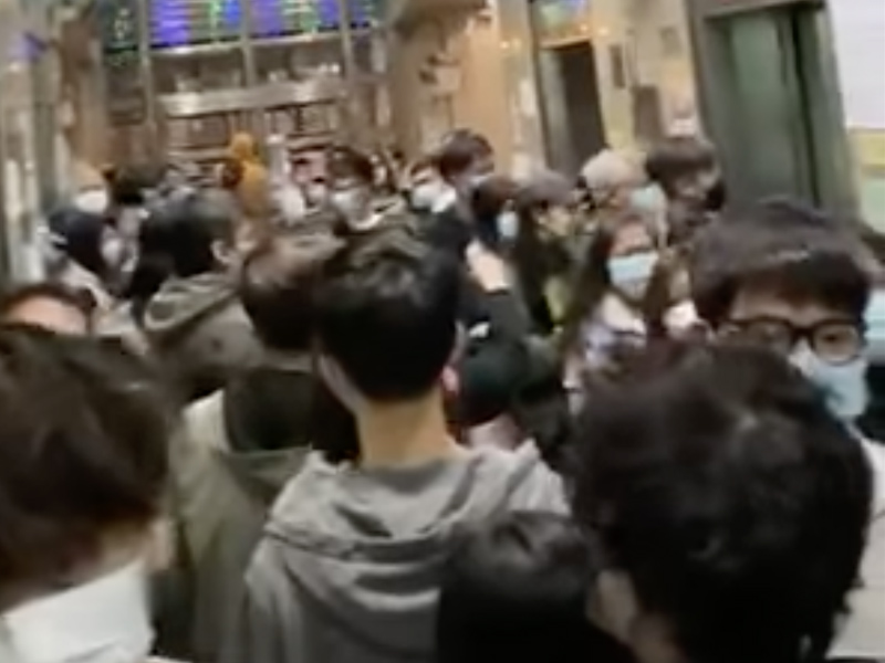 落樓排隊檢測 葵涌邨夏葵樓大堂塞爆人 熱鬧過行年宵