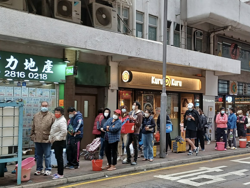 堅尼地城爆水管 居民排長龍排隊取水 堅尼地城爆水管 居民排長龍排隊取水