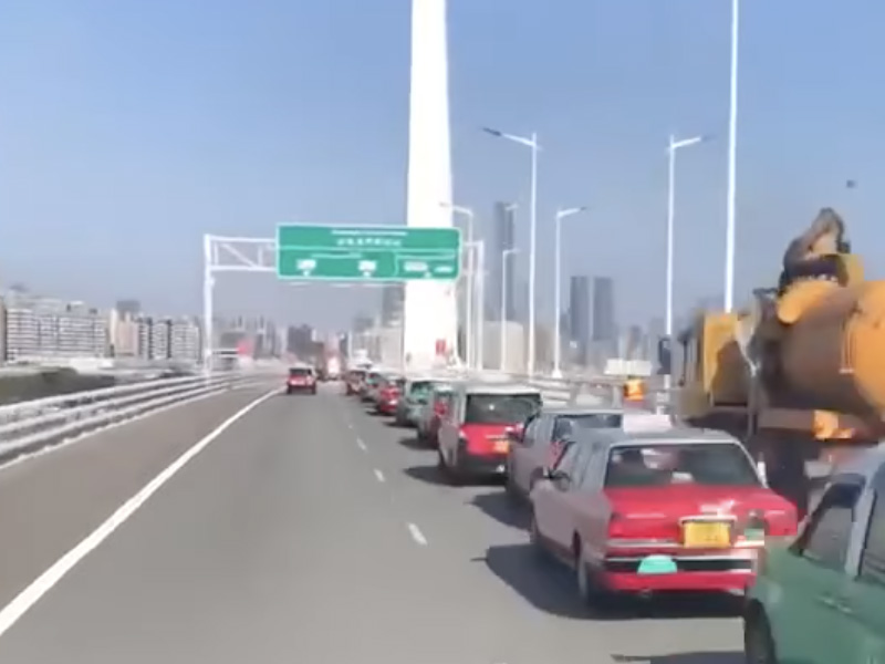 港人返大陸避疫?深圳灣口岸的士排長龍 港人返大陸避疫?深圳灣口岸的士排長龍