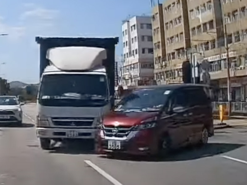 洪水橋貨車衝紅燈撞私家車