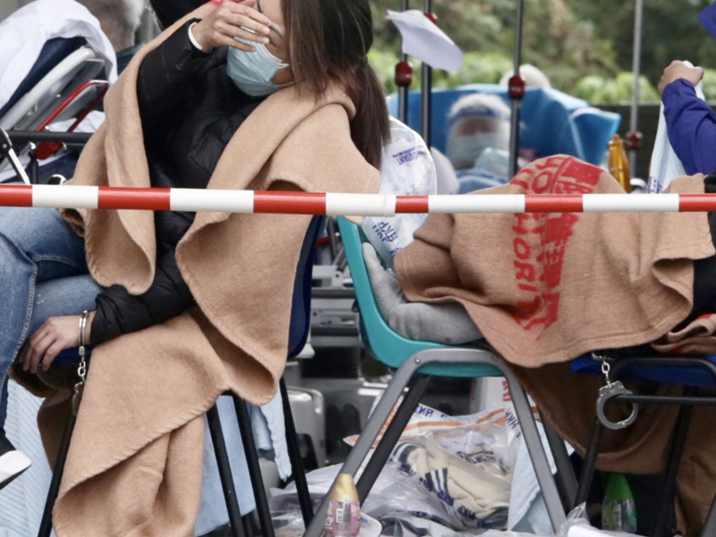 網上瘋傳:隔離人士被戴上手銬 網上瘋傳:隔離人士被戴上手銬