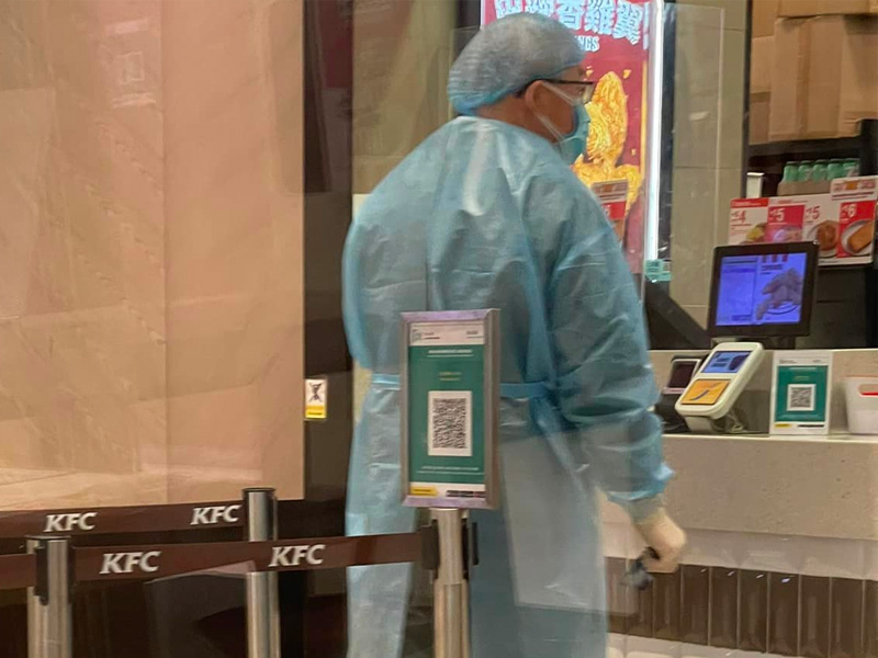抗疫的士司機 着防護衣買KFC 網民:都無車過病人 抗疫的士司機 着防護衣買KFC 網民:都無車過病人