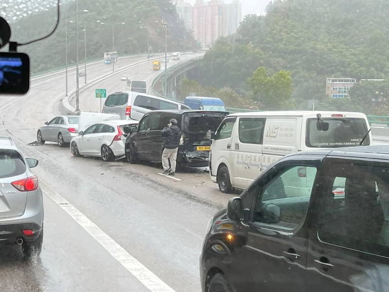 屯門公路8車相撞 炒到貨Van車疊車