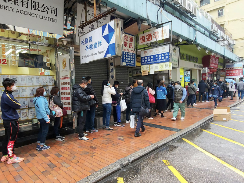 深水埗現排長龍 搶購快速檢測包 深水埗現排長龍 搶購快速檢測包