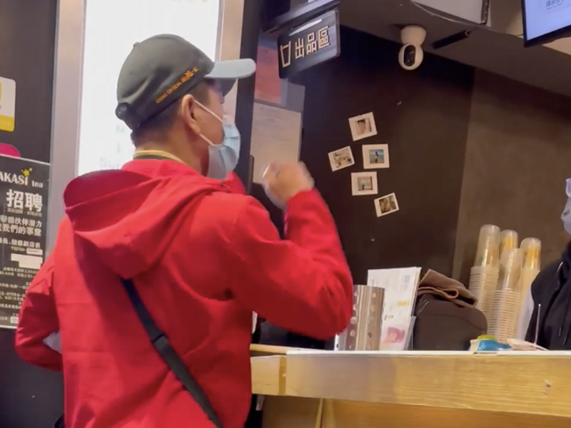 爆粗阿叔 VS 年輕店員 爆粗阿叔 VS 年輕店員