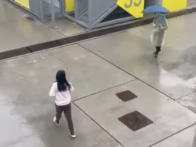 竹篙灣隔離女子追打人 並大叫﹕我係癲㗎! 竹篙灣隔離女子追打人 並大叫﹕我係癲㗎!
