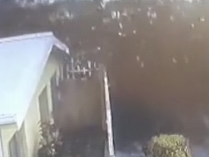 凶兆?一團黑色XX從天而降 凶兆?一團黑色XX從天而降