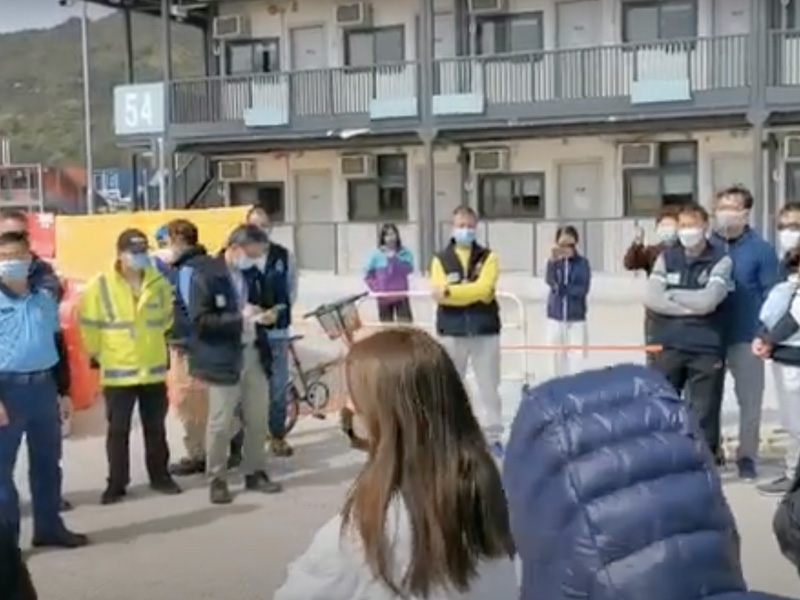 【有片】竹篙灣隔離者 集體出房抗議 【有片】竹篙灣隔離者 集體出房抗議
