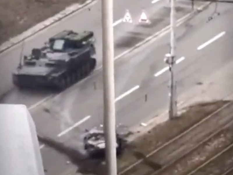 俄軍坦克輾過 烏克蘭私家車 畫面曝光