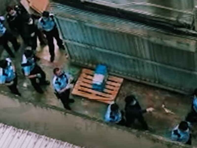 裸男鐵鏟木棍 大戰十多名警察 裸男鐵鏟木棍 大戰十多名警察