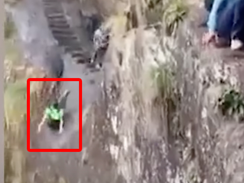 恐怖墜崖影片曝光 滑腳從石階摔落山崖
