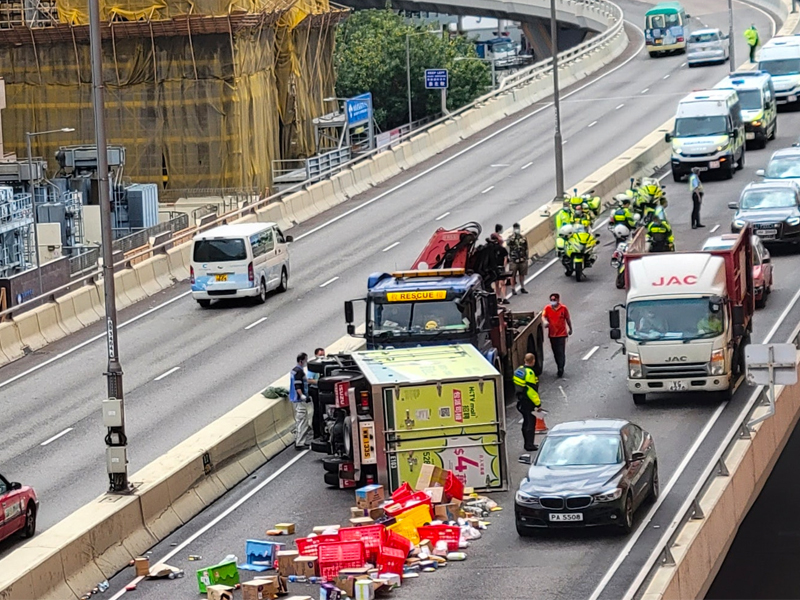 HKTVmall貨車翻側 食品用品散落一地